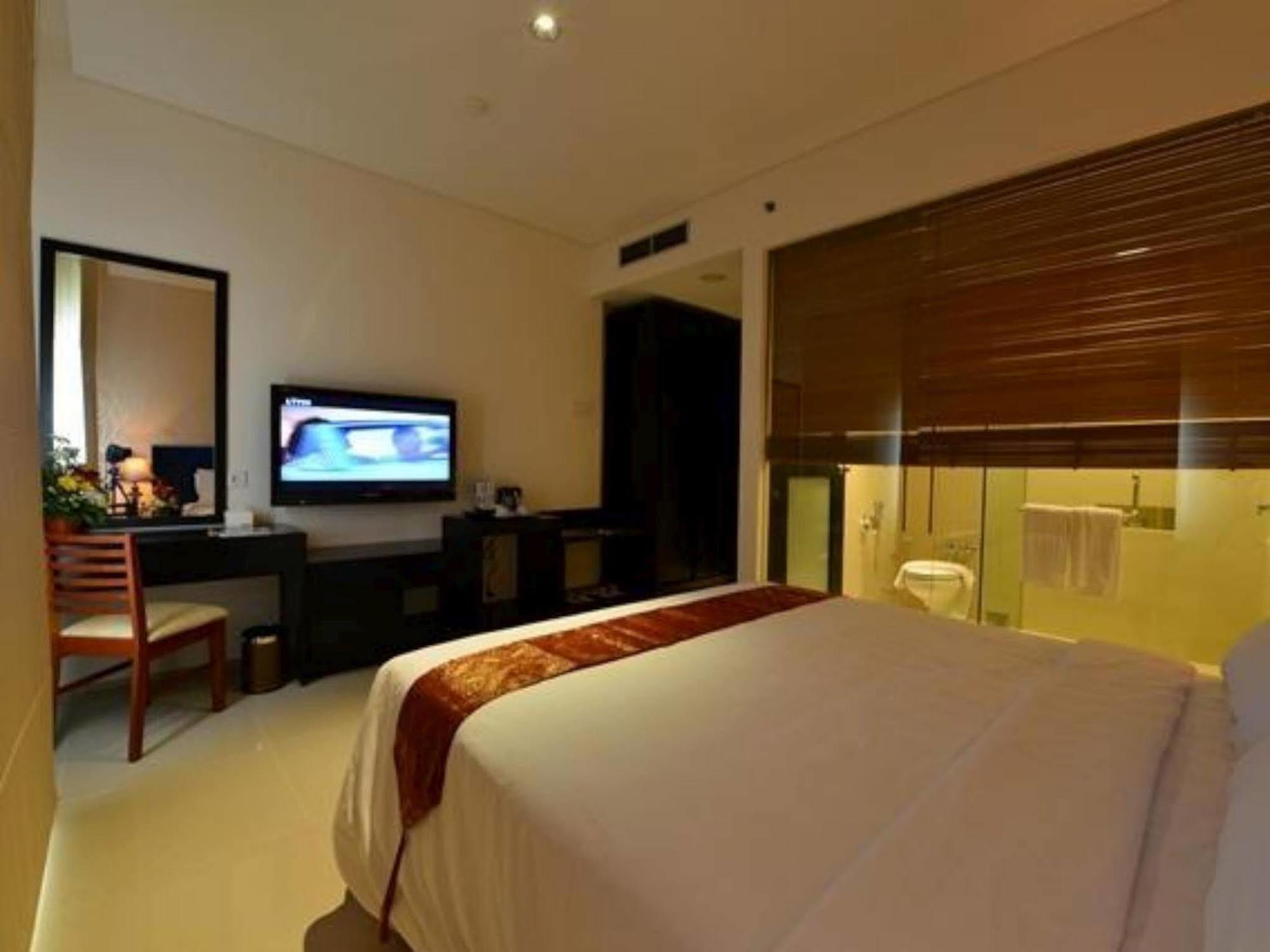 Emilia Hotel By Amazing Palembang Exteriör bild