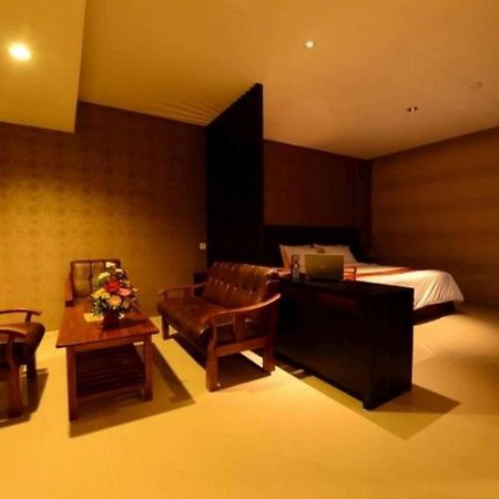 Emilia Hotel By Amazing - Palembang Exteriör bild